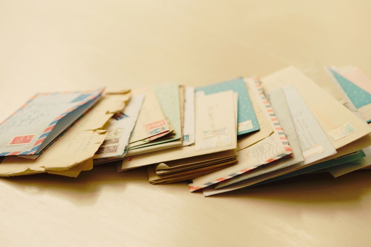 Jak adresować kopertę? Gdzie umieścić nadawcę, adresata i jak poprawnie nadać list